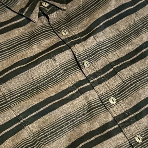 CONVERSE™️ Men’s Striped Button Down Shirt - Picture 4 of 6